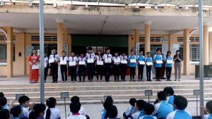 Cô Võ Thị Ngọc Huệ Hiệu trưởng nhà trường lên phát thưởng cho học sinh